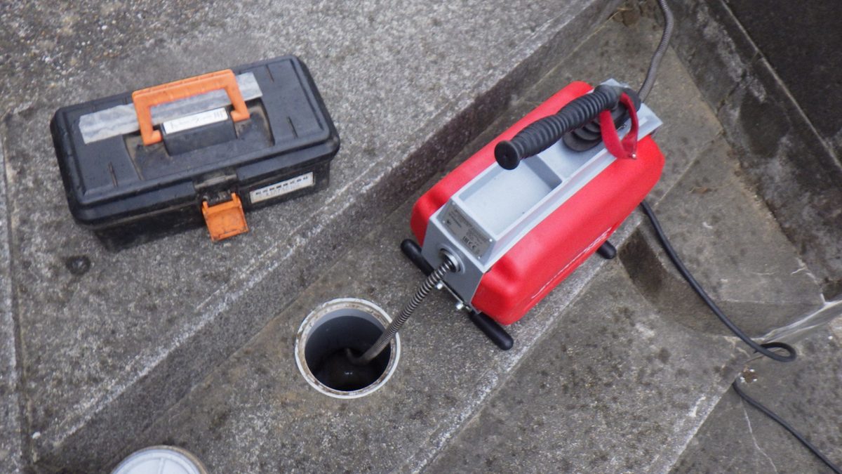 神栖市・旭市で排水管詰まりを電動ワイヤーで清掃している様子