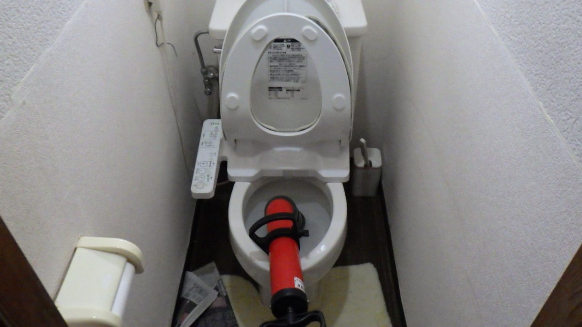 神栖市・旭市でトイレ詰まりに真空式パイプクリーナーを使用している様子