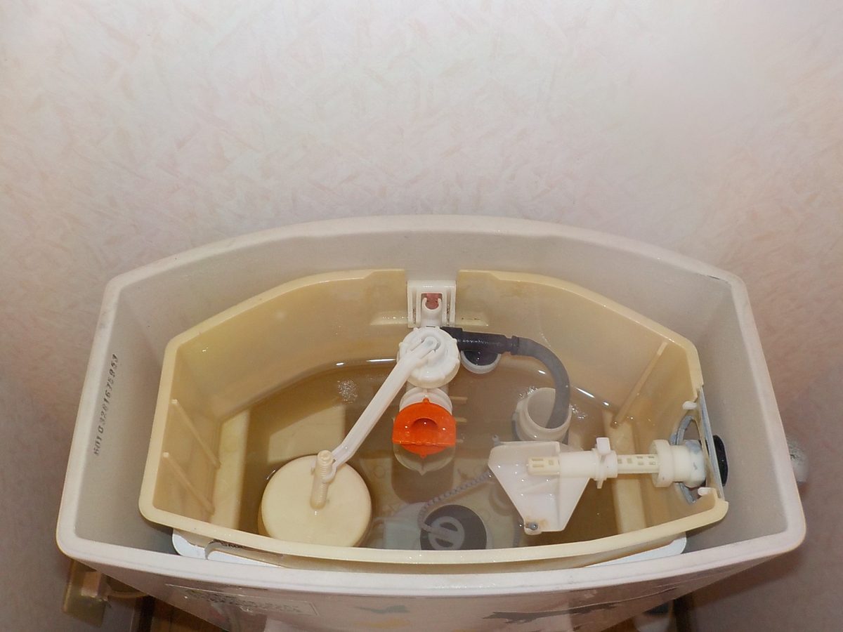 神栖市・旭市でトイレタンク内部を点検している様子