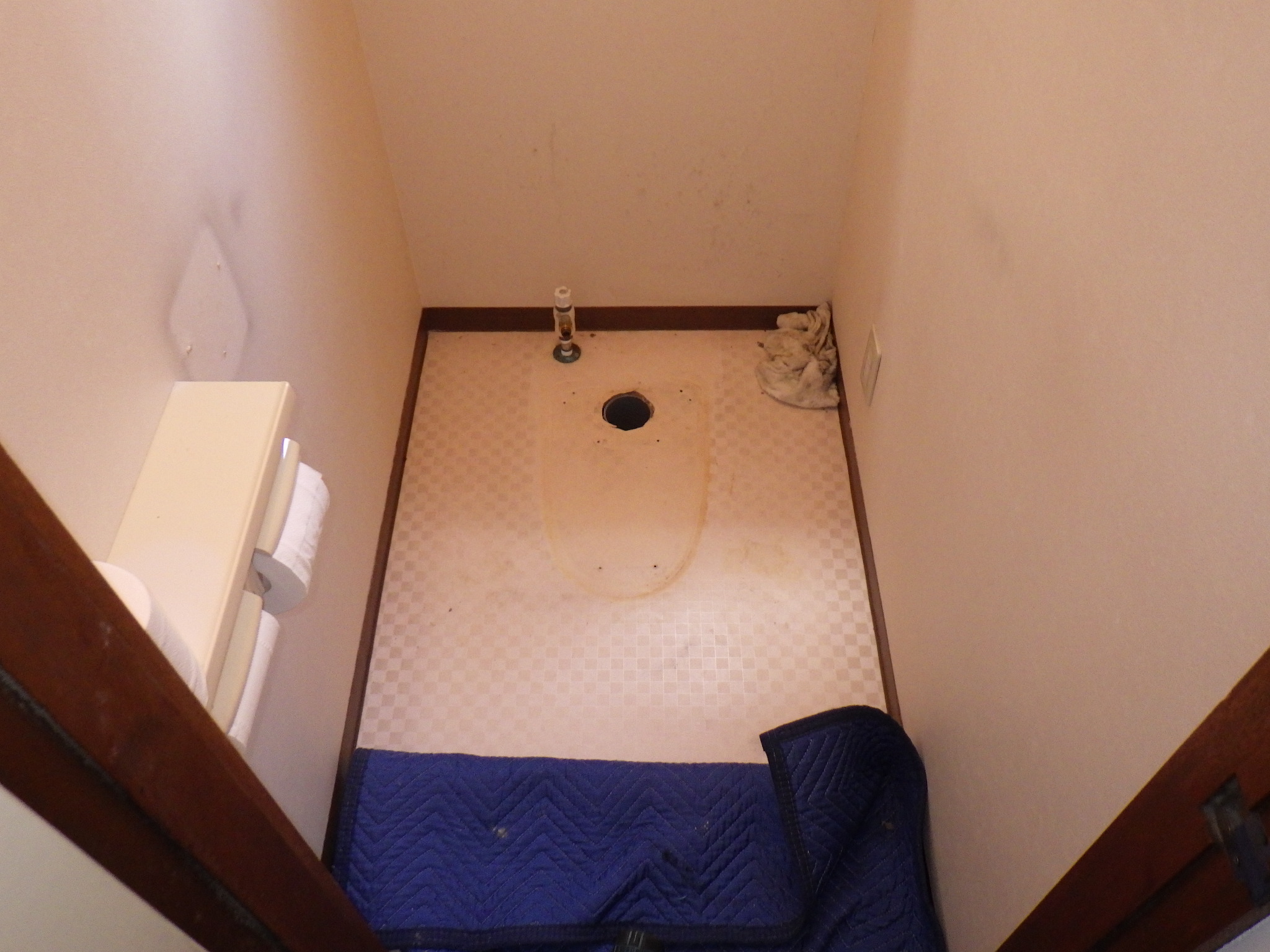 既存便器を撤去して排水位置と給水位置を確認している状態