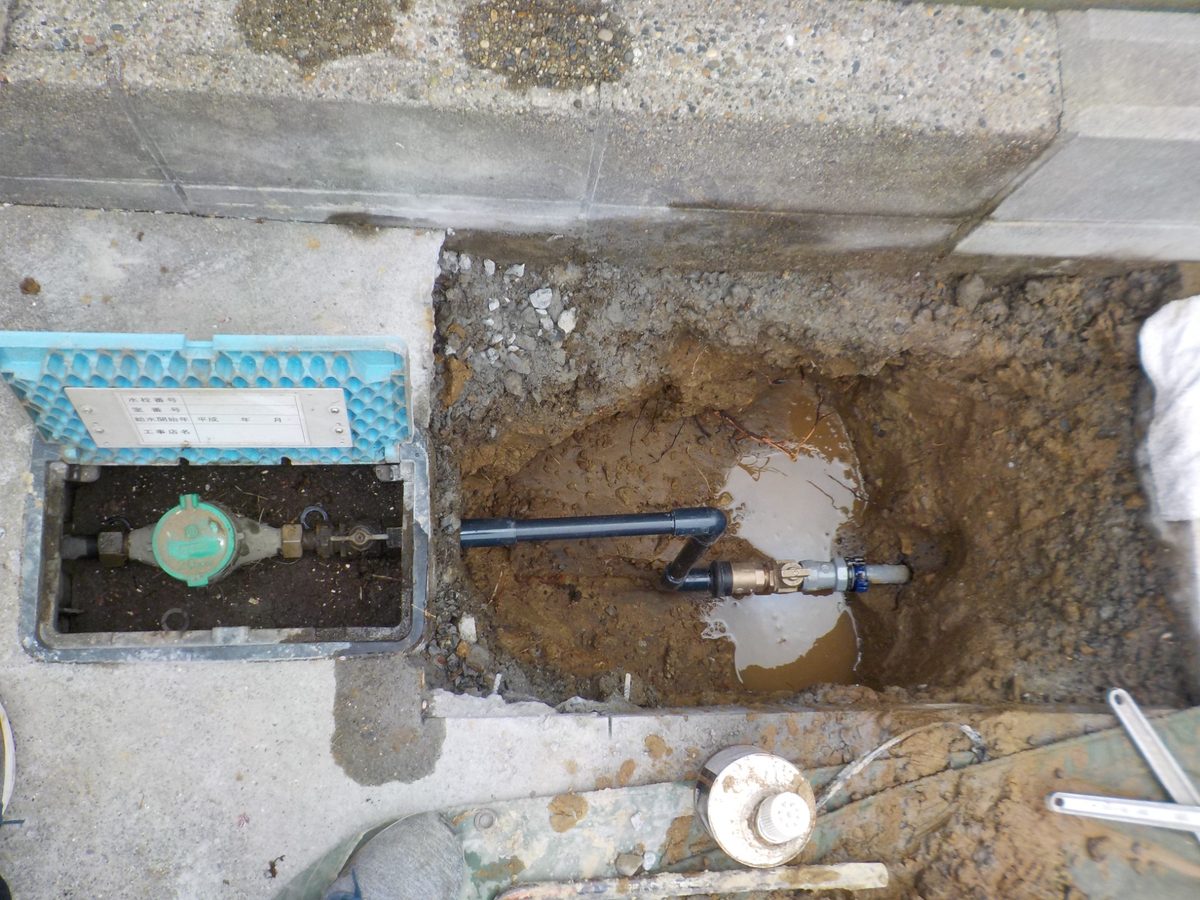 神栖市・旭市で水道メーター付近の漏水修理を行っている様子
